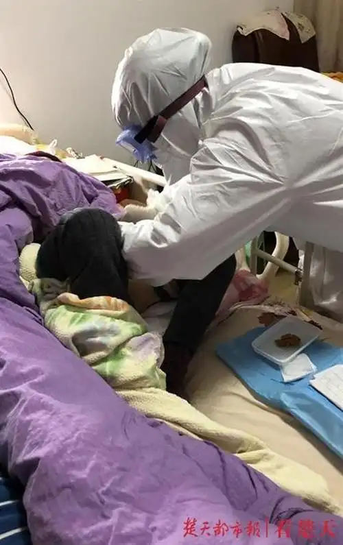 "网约护士"为百岁老人上门换尿管,线上预约缓解特殊时期就医难