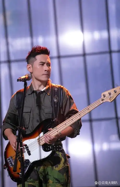 好久没在舞台露面的黄征,跑到大理唱歌了