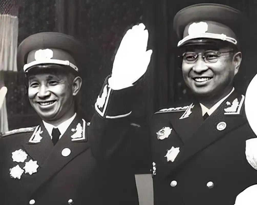 身穿军装的他要和邓颖超合影,于是拍下了这张英姿飒爽,笑容可掬的照片