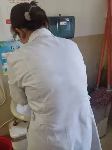 闫粉平护士长连续数小时的工作,白大褂已被汗水浸透