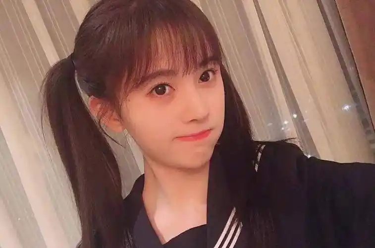 鞠婧祎重返校园,一身校服太清纯,"漫画腿"再度引人热议_带着_时代