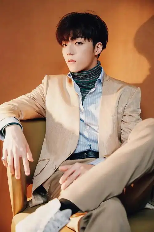 时尚帅气的00后男明星陈立农长眉俊目杂志写真