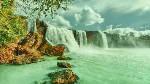 优美的瀑布高清动态壁纸