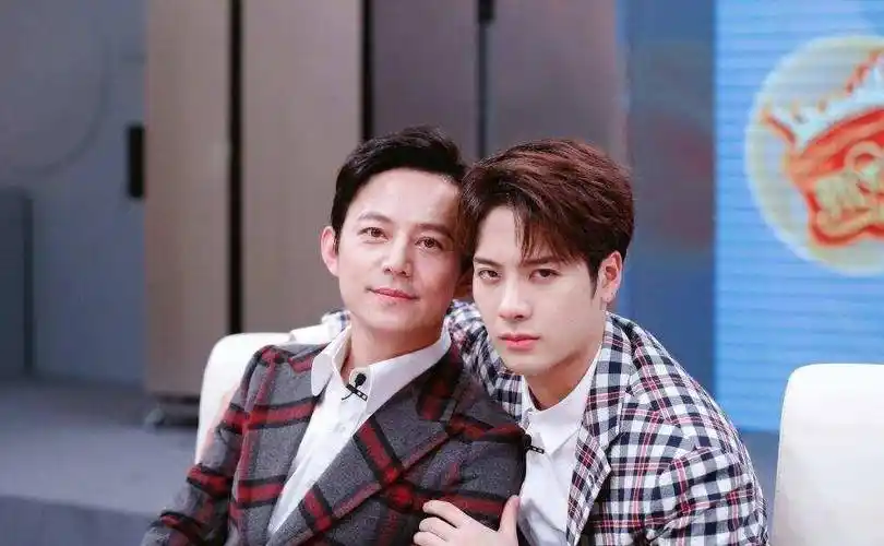 何炅被桃花砸中?