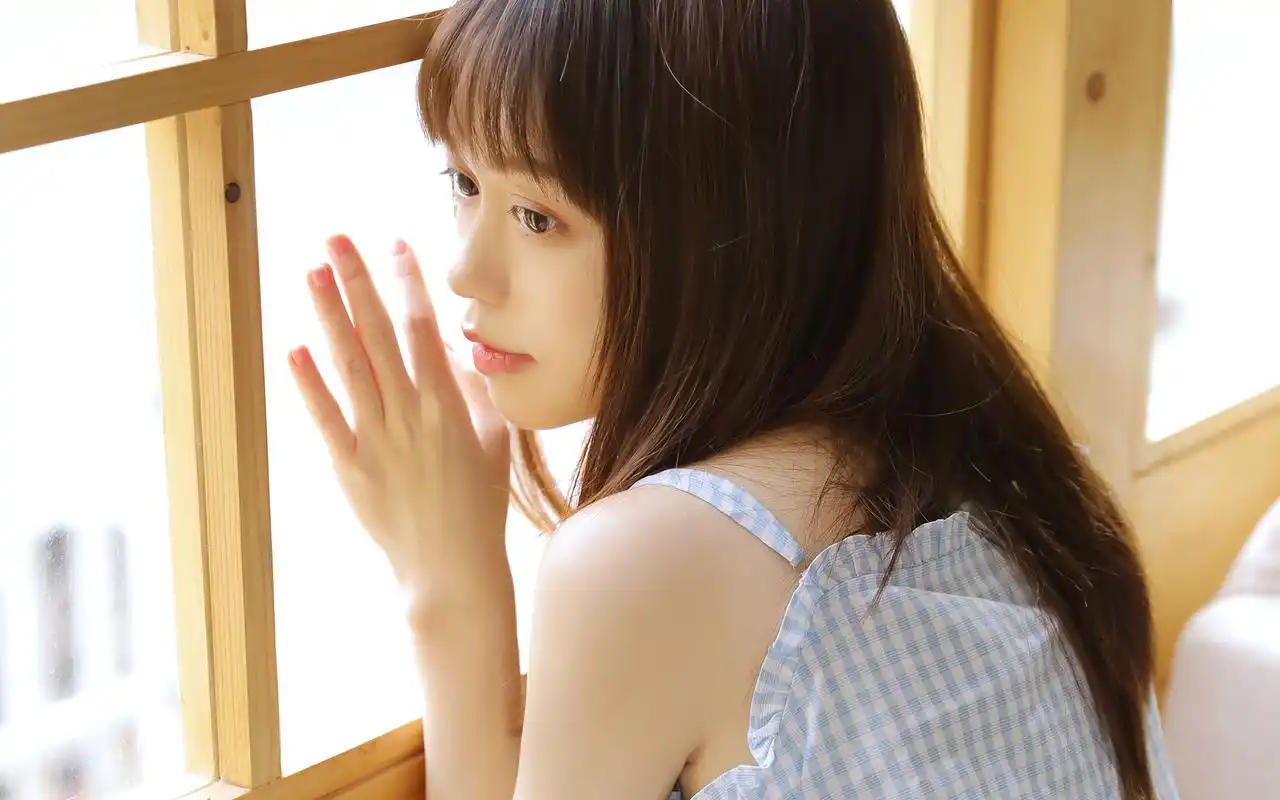 齐刘海美女居家写真图片桌面壁纸