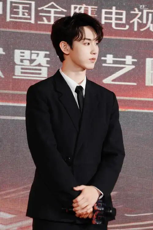 郭俊辰金鹰节黑色西装造型