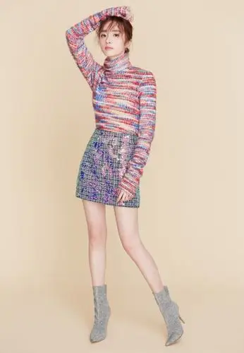 胡冰卿穿白色卫衣 牛仔裤,清纯如初恋,网友称:洛枳学姐本人!