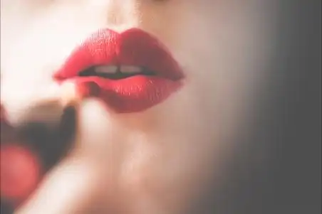 年轻漂亮的女人用红色的唇膏 font color=red>4k /font>图片
