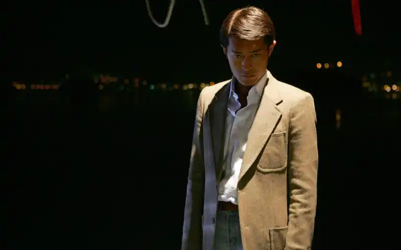 "我要在这里盖一座房子,有三层,二楼要有三个房间