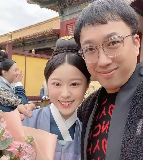 九宫格里不仅有自己跟剧组其他演员吴谨言,邓莎等人的合照,还有跟于正