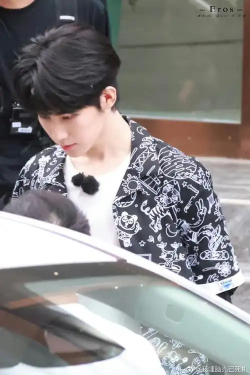 张真源卡通涂鸦衬衫发带造型