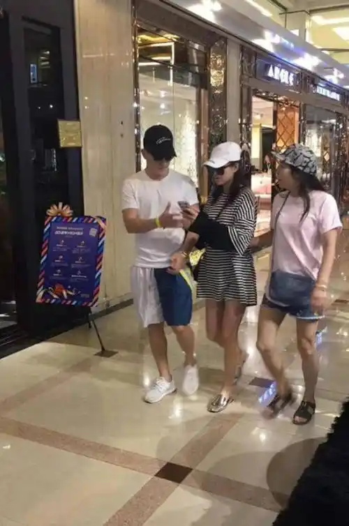 张馨予穿男友风白衬衣自拍,肤白貌美少女感足,红砖住宅并不豪华_何捷