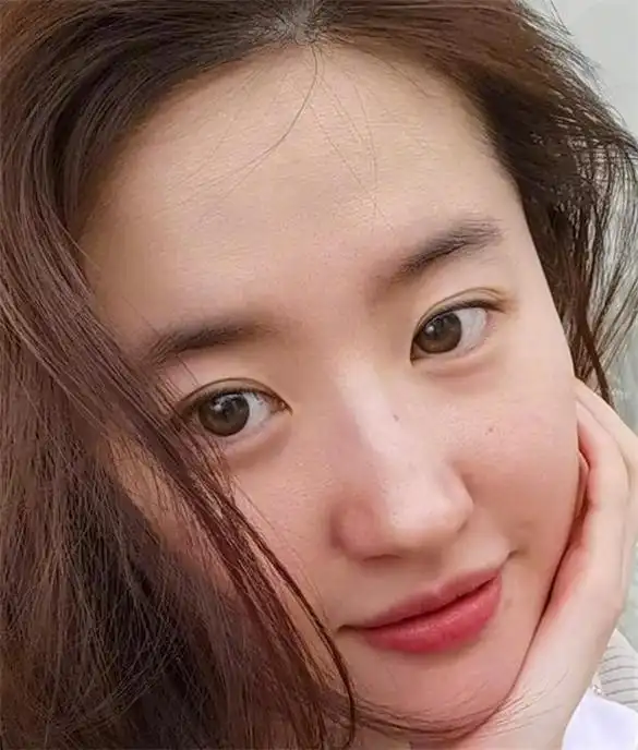 35岁刘亦菲晒怼脸生图照毛孔粗大黑眼圈抢镜美得自信真实