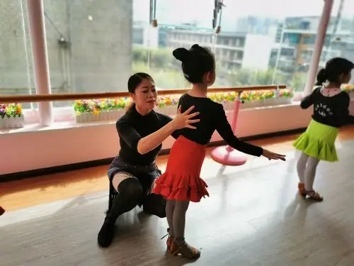 2020年雯雅拉12点半30拉丁舞班最美家长助教