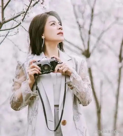 歌手江美琪曾经带来许多经典作品,如《亲爱的你怎么不在我身边》,《我