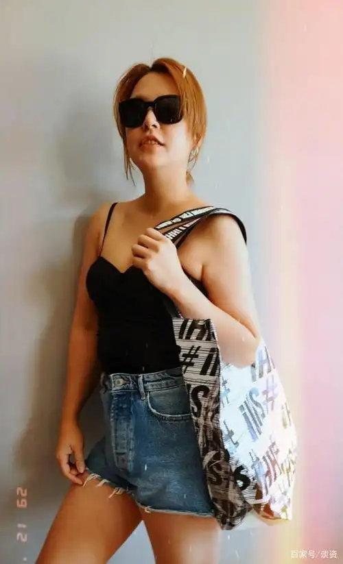 39岁女星与大12岁老公7年生三胎,今直言孩子学费太贵,没学费钱