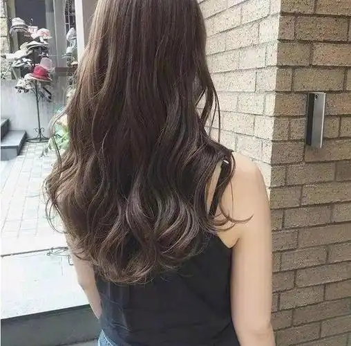 2021年烫发流行款图女 随意自然微卷长发实在太美了