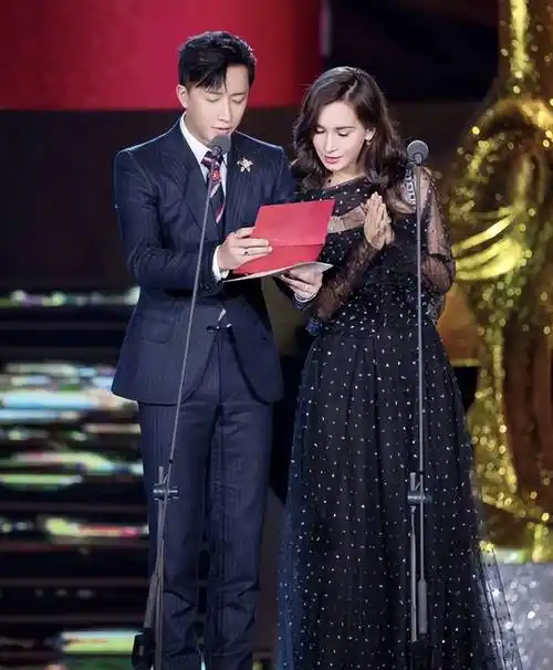 韩庚一家三口亮相,为妻子卢靖姗庆生,1岁女儿出镜!