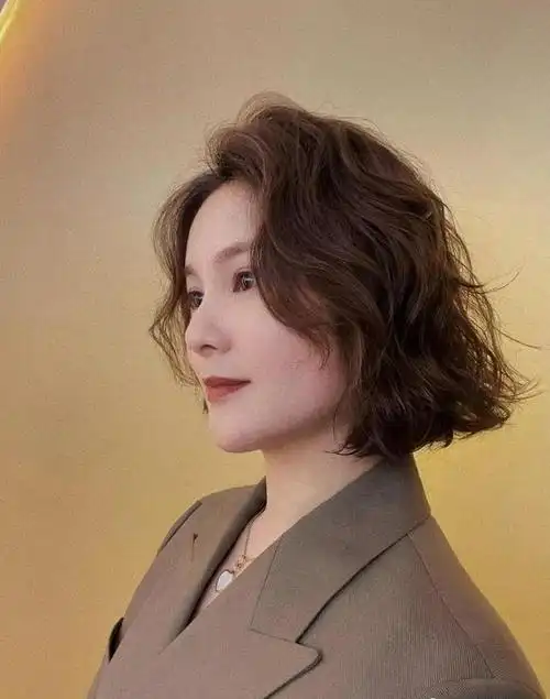 2022短发烫发发型图片女减龄 超级显脸小的短发造型