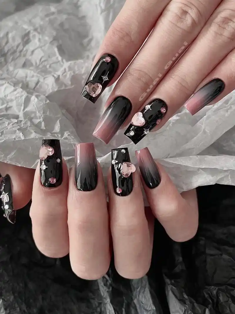 辣妹美甲 #黑色美甲 #新年战甲 # - 抖音