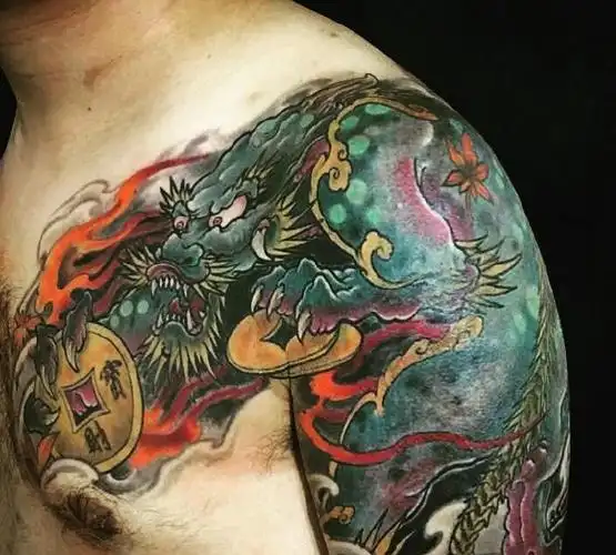 吊炸天的彩色半甲麒麟纹身图片