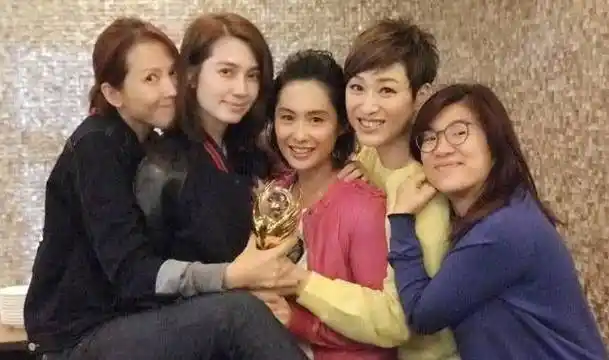 原创蔡少芬朱茵洪欣晒合照人均年龄50岁却都像冻龄朱茵还是很美