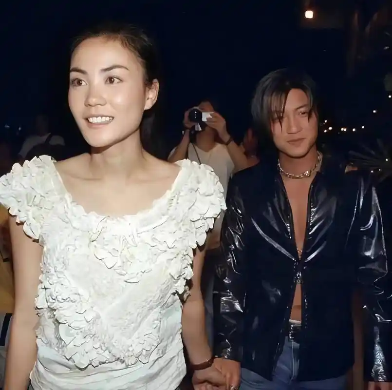 王菲和谢霆锋24年后再次牵手,他们的爱情是甜还是苦?_合作_乐坛_关系