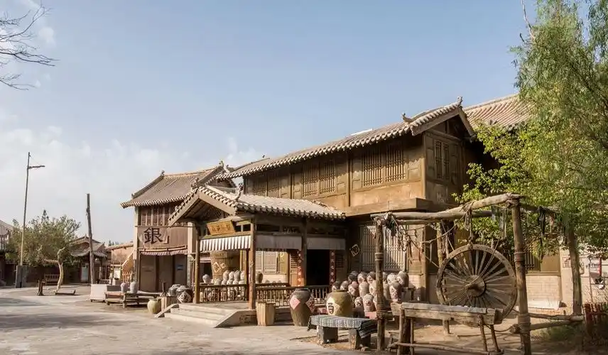 甘肃敦煌古城,虽然都是仿造建筑,却有很多游客来打卡