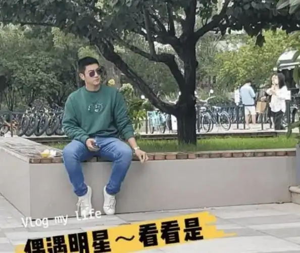 霍思燕牵小女孩散步被拍杜江坐在一旁抽烟等待女孩身份惹猜疑