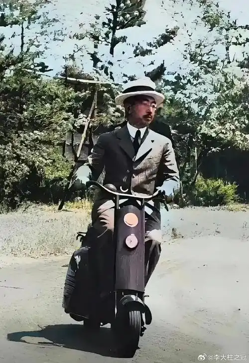 老照片:日本第124代天皇裕仁,时年47岁.