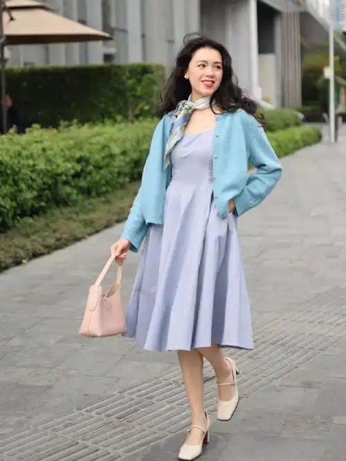 女人过了四十岁穿裙子加点丝巾更精致优雅不失女人味