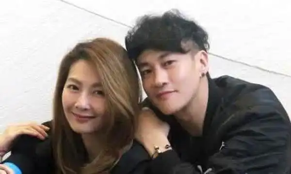 娱乐 滚动 > 何润东与林静仪甜蜜举办婚礼 两人9年地下恋情修成正果