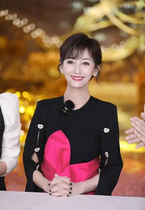 69岁赵雅芝近照端庄优雅少女感拉满看不出是奶奶的年纪