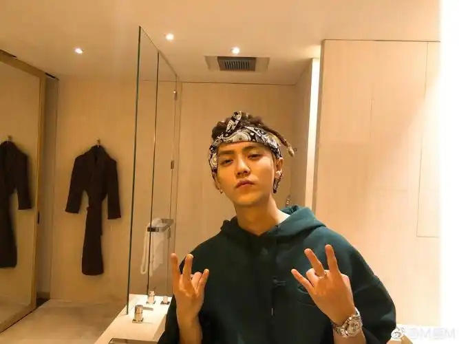 鹿晗微博更新 自拍 脏辫 上海堡垒