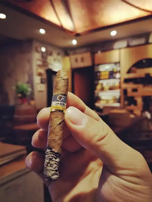 抽雪茄并不是简单的抽支烟