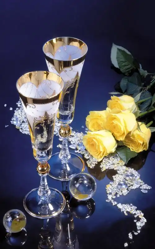 图片描述:美酒与鲜花