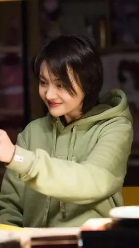 电视剧《为了你我愿意热爱整个世界》女主角郑爽饰李木子剧照