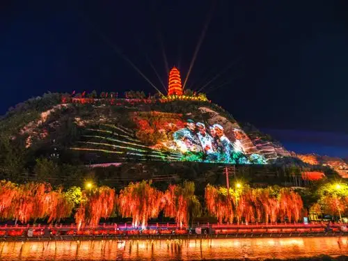 夜幕降临宝塔山灯光秀开始了