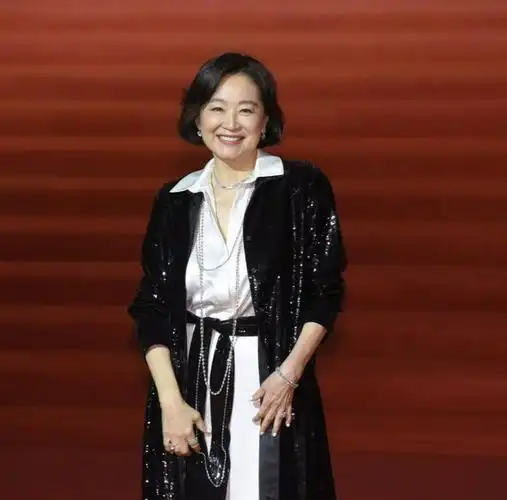 林青霞现身活动搭配靓丽,白色连衣裙突显好身材.