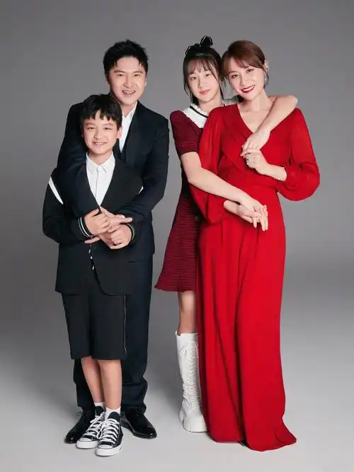 田亮一家四口迎新年13岁女儿大变样颜值清纯美丽身高达1米7