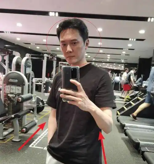 那肌肉线条完全不输冯绍峰照片中的状态,甚至可以说赵丽颖健身后比