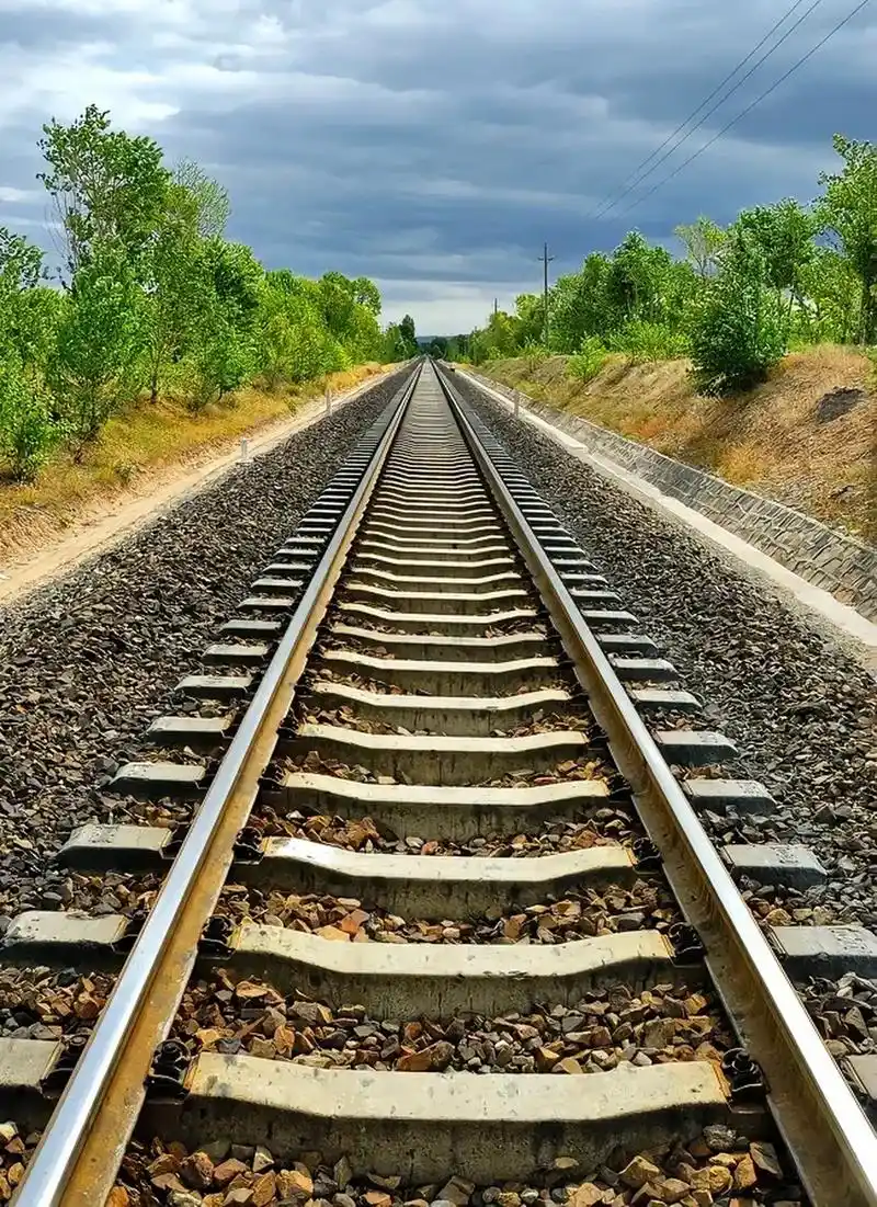 一直没搞明白,火车铁轨这么滑,火车是靠车轮与轨道的摩擦力前进的吗?