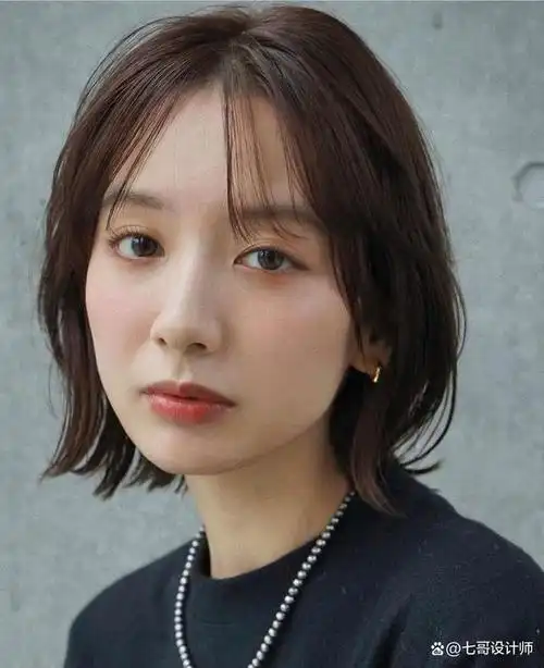 首先,日系短发通常会有一个比较明显的层次感,这个层次感是通过不同的