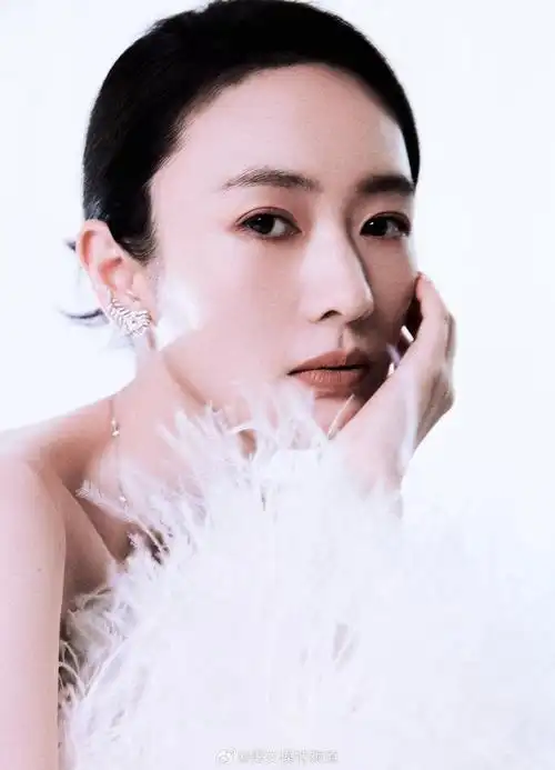 童瑶黑色缎面浪花人鱼裙