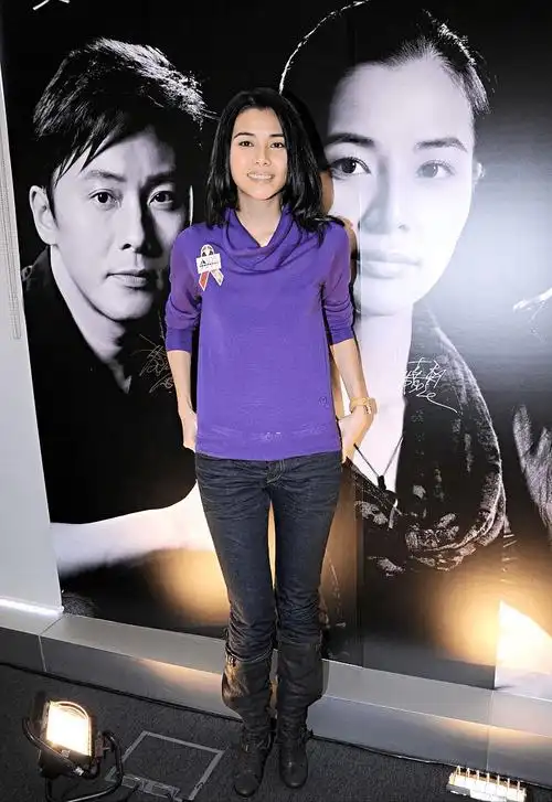 郑伊健老婆身材太优越简单穿搭挡不住长腿穿衣风格挺接地气