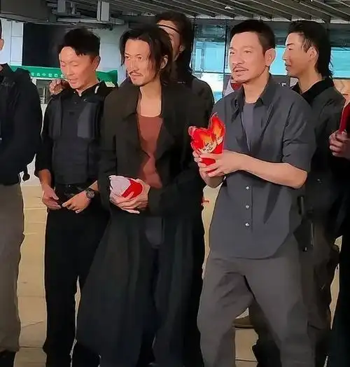 刘德华谢霆锋同框,帅气不输年轻人,谢霆锋身高被暴露