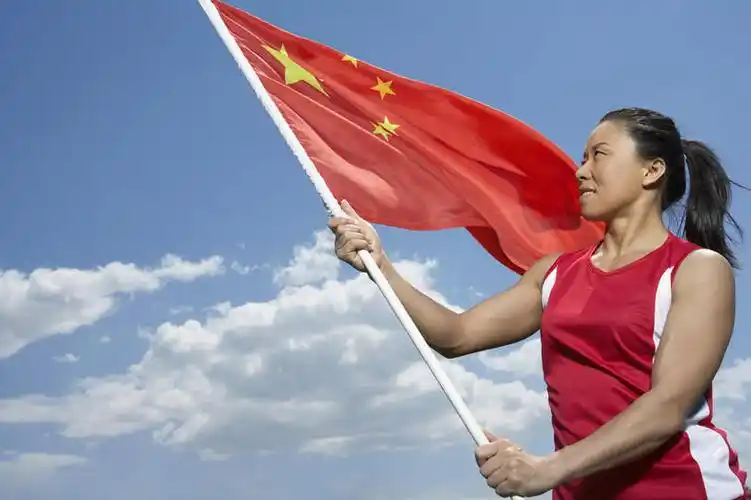 东方人,成年人,健壮,一个人,运动员,足球场,站,举,笑,微笑,露齿笑,横