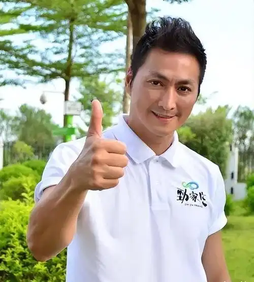 明星何家劲拒绝被称为老师,引发网友热议.