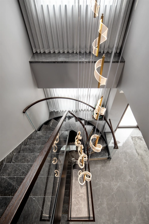 更添梦幻氛围光线透过侧窗洒落搭配玻璃围栏 木质扶手楼梯踏步选用