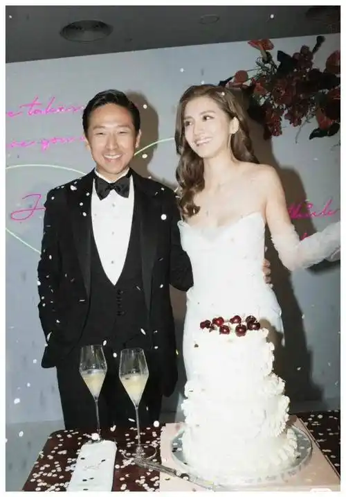 施伯雄晒出最新婚纱照,无情反击批评者!_吴千语_质疑_婚礼